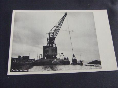 Zuiderzeewerken Opwerpen met kraan van de kleileemdammen